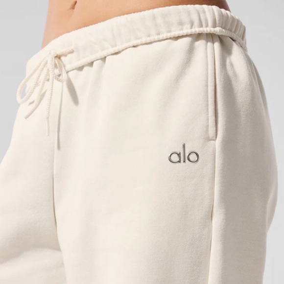 ALO Yoga Pants - NWOT ALO Accolade Sweatpants Joggers Ivory Size Medium (Unisex)